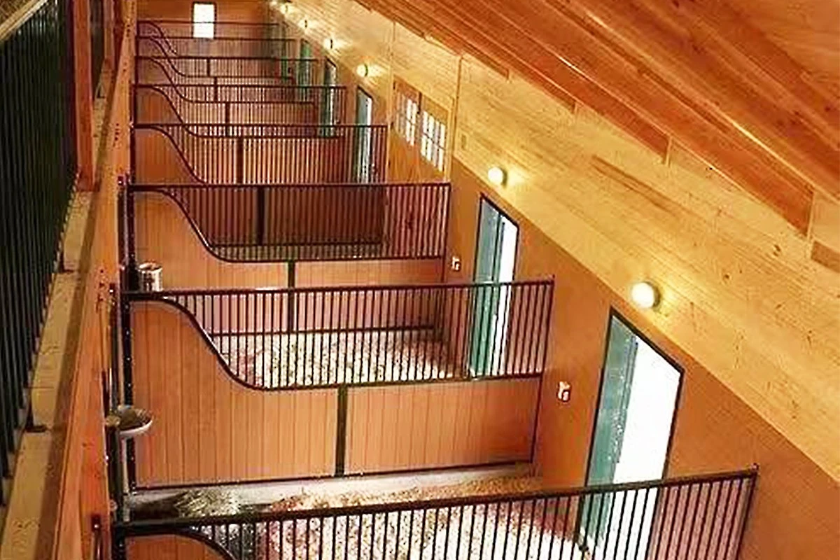 Stable dividing panels manufacture Stable dividing panels manufacture